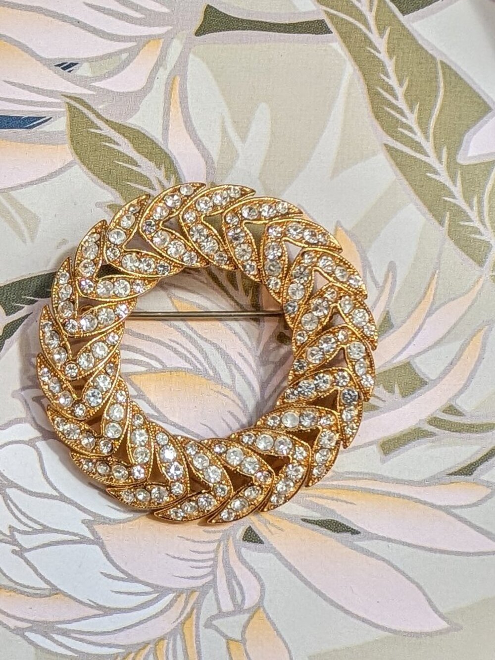 Vintage 1950's Gold Tone Rhinestone Encrusted Wreath Brooch